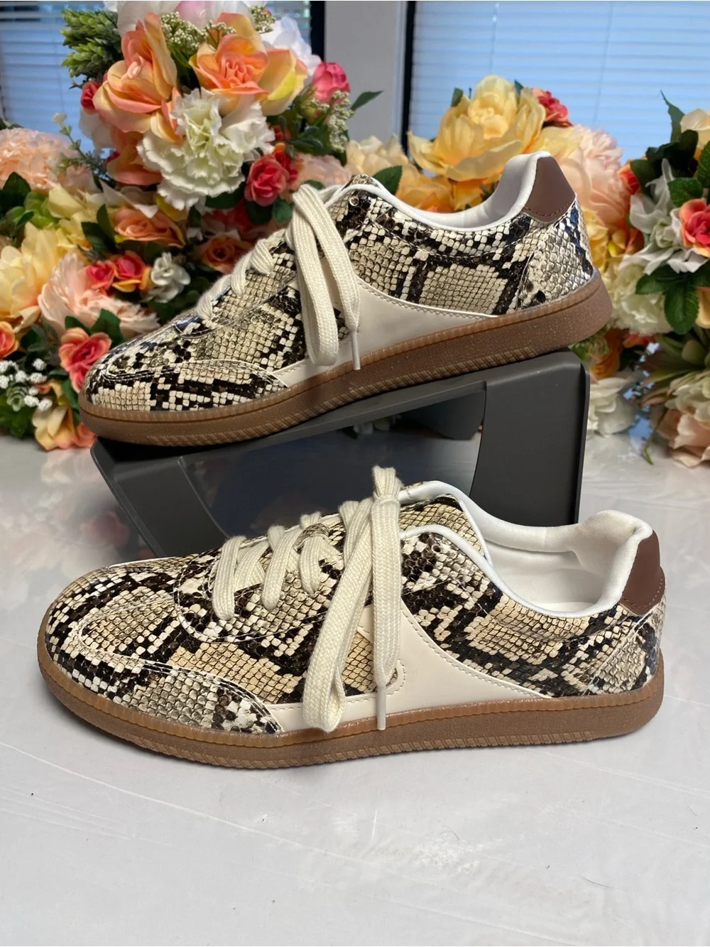 No Boundaries Snake Print Lace-Up Sneakers Size 8.5 Cream Brown